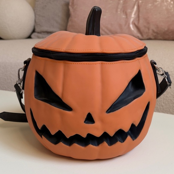 La Femme En Noir Handbags - Large La Femme En Noir Sleepy Hollow Figural Pumpkin / Jack o Lantern Bag